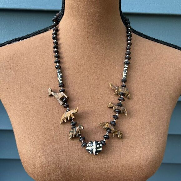 Vintage Single Strand Necklace Wooden Hand Carved beads & African Safari Animals - Picture 4 of 11